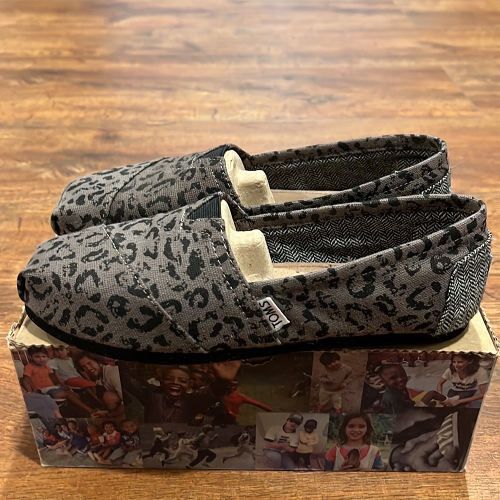 TOMS Classics - Picture 2 of 5